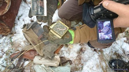 Из-под земли извлекли спрятанный фашистами боевой набор диверсанта Из-под земли извлекли спрятанный фашистами боевой набор диверсанта диверсанты, поискови, тайник, эхо войны