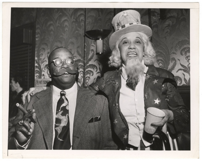 Дядя Сэм с другом, 1945 год. Автор: Arthur Fellig (Weegee). Дядя Сэм с другом, 1945 год. Автор: Arthur Fellig (Weegee).