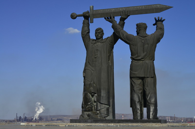 Первая часть "Тыл - фронту" стоит в Магнитогорске, где ковали меч Победы. На нём рабочий передаёт меч солдату. Первая часть "Тыл - фронту" стоит в Магнитогорске, где ковали меч Победы. На нём рабочий передаёт меч солдату. война, гордость, история, память, родина, россия