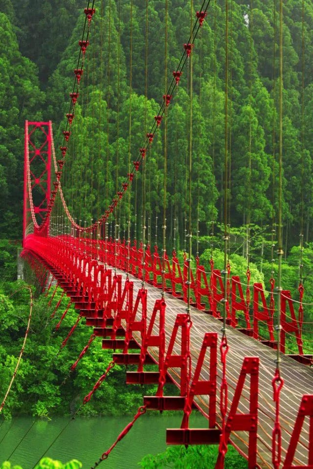 Красный мост, Япония.
