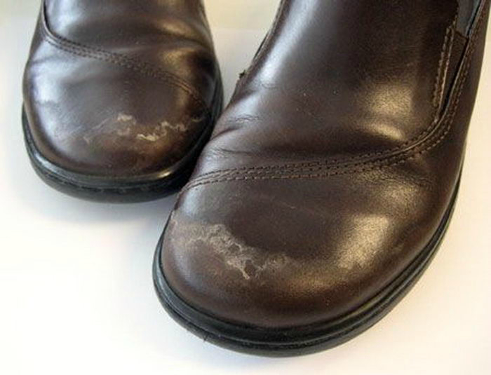 Раствор из стакана воды и ложки уксуса поможет избавиться от соляных разводов на кожаной обуви.