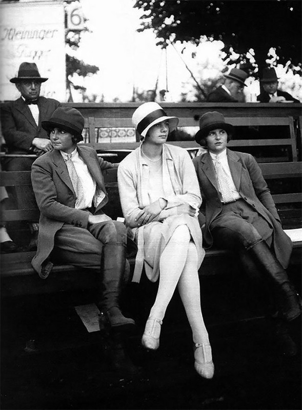 Женская мода 1920-х: винтажные фотографии, раскрывающие неповторимый уличный стиль прошлого Женская мода 1920-х: винтажные фотографии, раскрывающие неповторимый уличный стиль прошлого