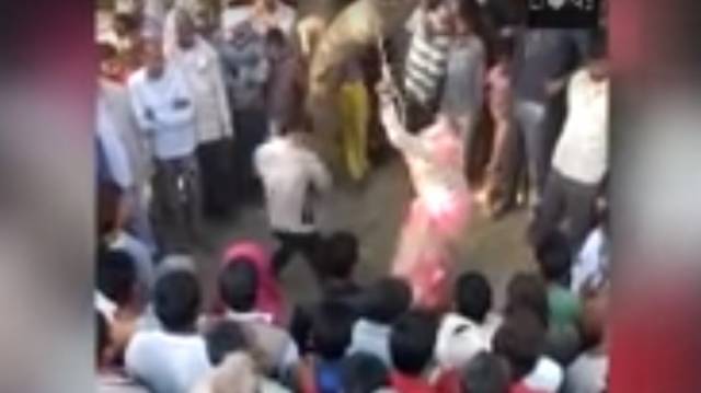 В Индии ревнивый муж публично избил жену за измену