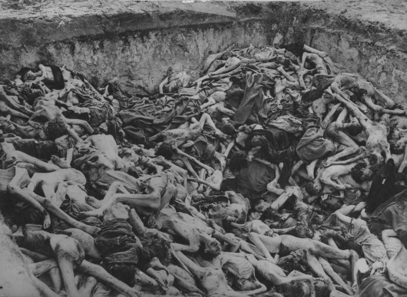 Все ужасы концлагеря Берген-Бельзен в редких архивных фотографиях Все ужасы концлагеря Берген-Бельзен в редких архивных фотографиях