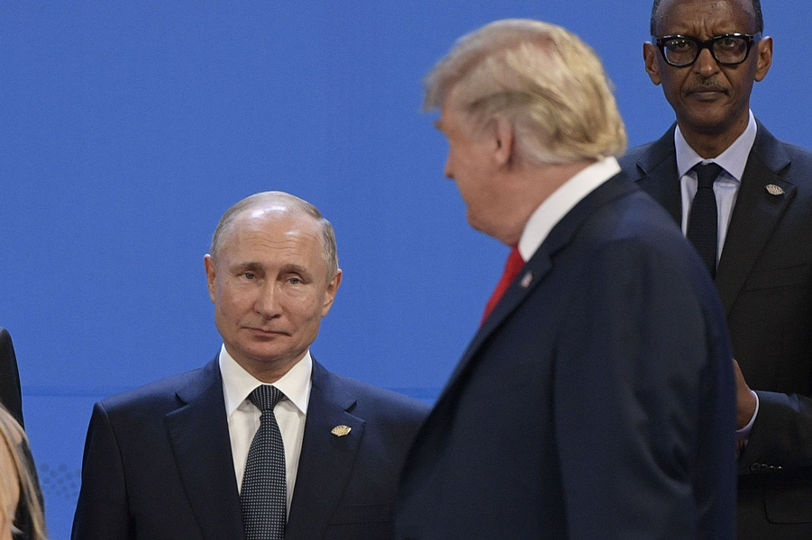 Трамп идет мимо Путина на место для фотографирования, G-20, Аргентина, 30.11.18.png Трамп идет мимо Путина на место для фотографирования, G-20, Аргентина, 30.11.18.png