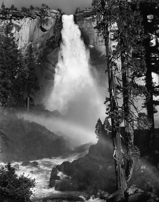 Водопад в Неваде. Фото 1947 года Как черно-белые фотопейзажи прославили художника и обеспечили ему славу за пределами Земли: Энсел Адамс