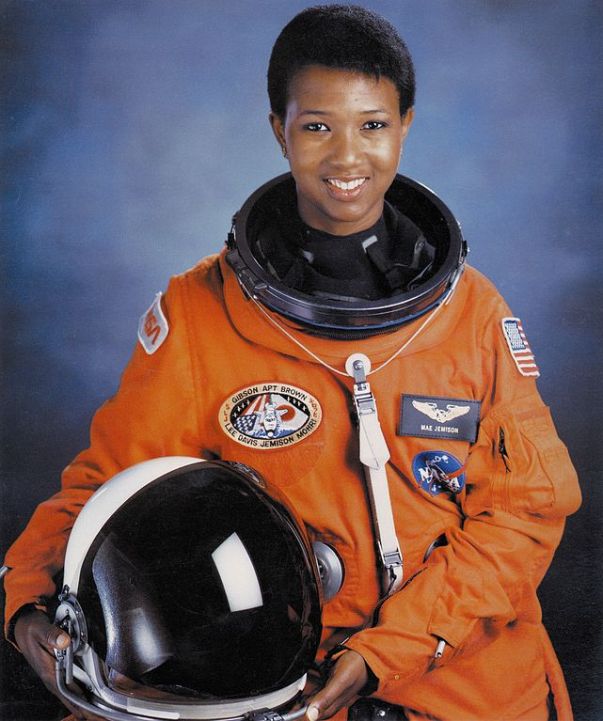 первая темнокожая женщина-космонавт Мэй Кэрол Джемисон. Фото