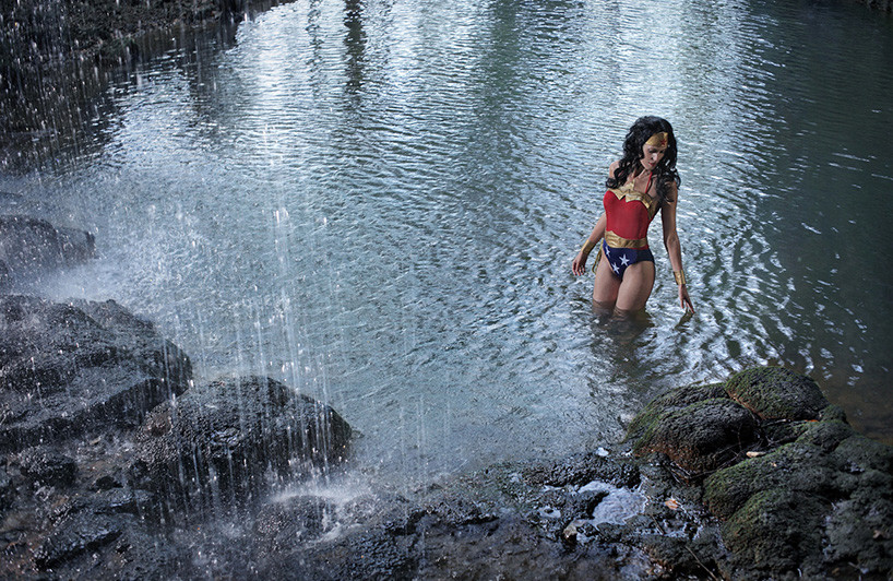 Чудо-женщина купается Бенуа Лапрая, отдых, супергерои