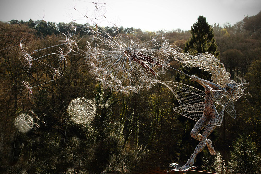 Скульптуры фей во время сильного ветра из стальной проволоки 5