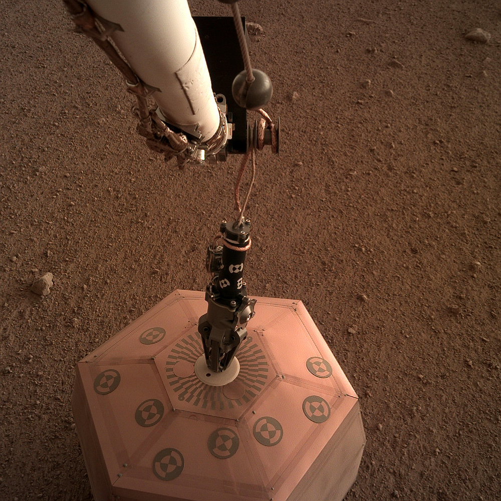 «InSight» разместил сейсмометр на поверхности Марса «InSight» разместил сейсмометр на поверхности Марса