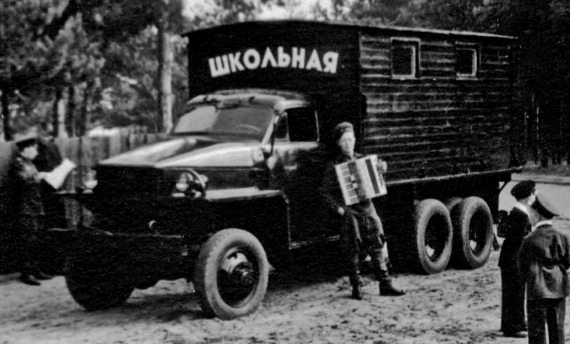 Импровизированный школьный автобус, 1950-е: Studebaker, Студебеккер, военная техника