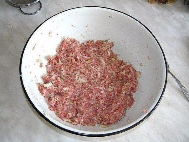 Не теряем время, делаем фарш - мясо, лук, соль, перец. Не теряем время, делаем фарш - мясо, лук, соль, перец. вкусно, еда, лень, пельмени, рецепт