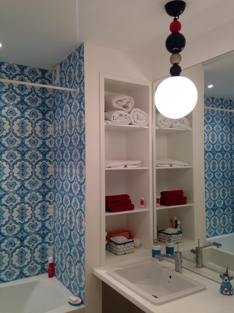 Белая ванная комната, ярко-голубая плитка в ванной