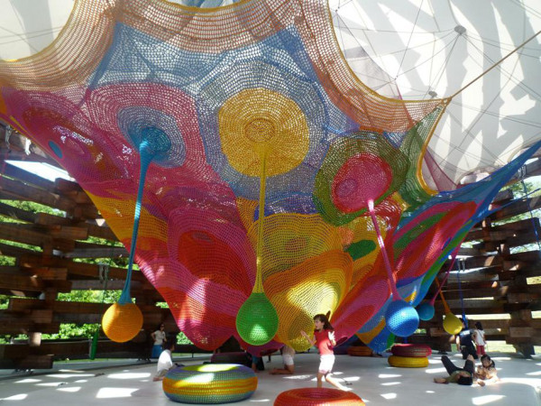 tezuka-architects-brings-fantasies-to-life-with-its-woods-of-net-playground-in-hakone-japan-japanese-net-artist-toshiko-horiuchi-macadam-knitted-this-rainbow-nest-by-hand-for-children-to
