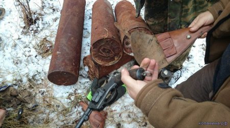 Из-под земли извлекли спрятанный фашистами боевой набор диверсанта Из-под земли извлекли спрятанный фашистами боевой набор диверсанта диверсанты, поискови, тайник, эхо войны
