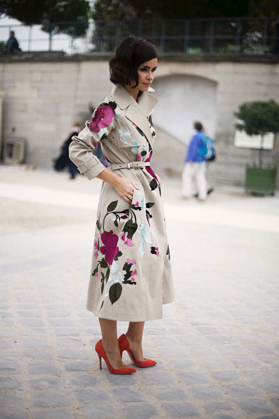 Мирослава Дума в светлом пальто в цветах