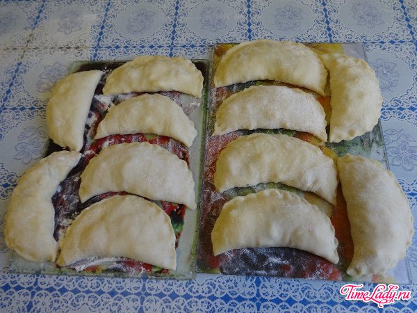 Чебуреки с яйцами и луком Чебуреки с яйцами и луком.