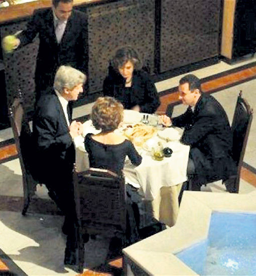Ещё не так давно Госсекретарь США Джон КЕРРИ (слева) не брезговал обедать с четой АСАД. А теперь пытается выдать Башара за исчадие ада