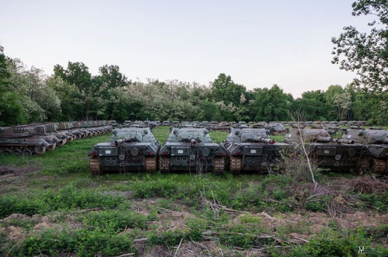 Массивное кладбище танков где-то в Европе европа, кладбище, танки