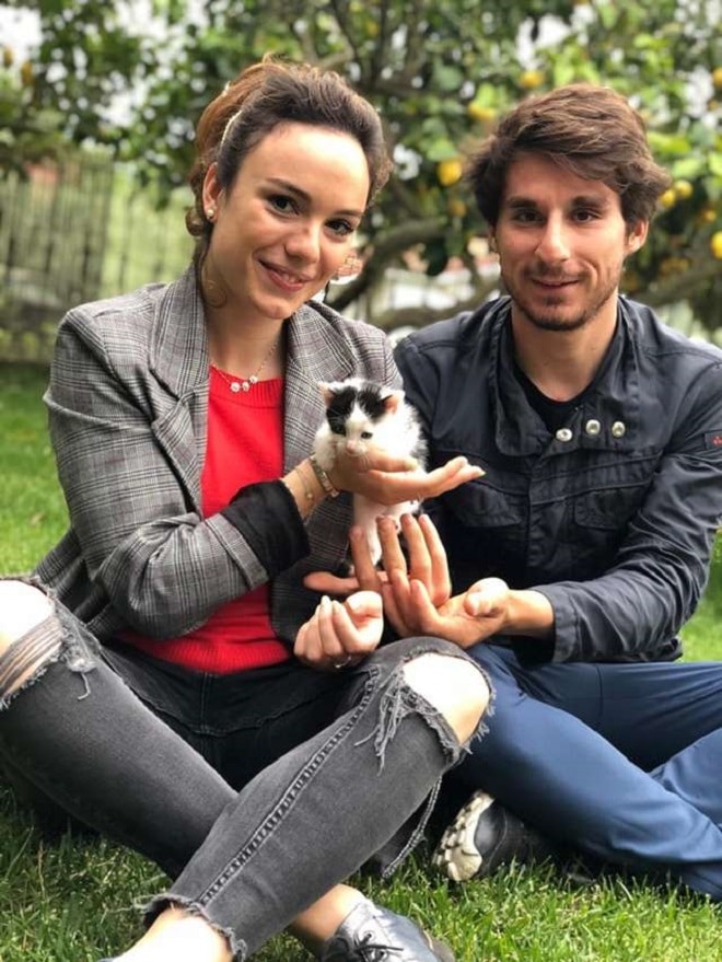 Мужчина женщина и котенок Котенок и хозяева