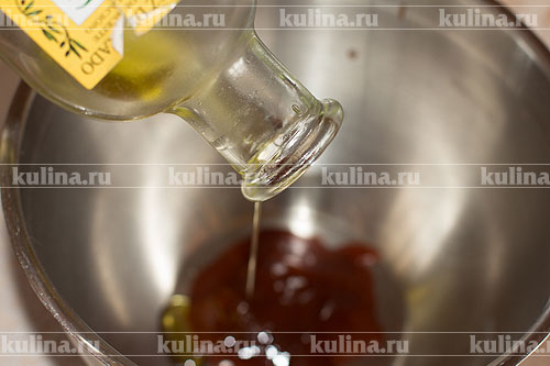 Куриные крылья в соусе В миске смешать соус и масло.