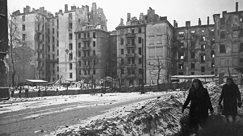 На одной из улиц освобождённой Варшавы, январь 1945 года