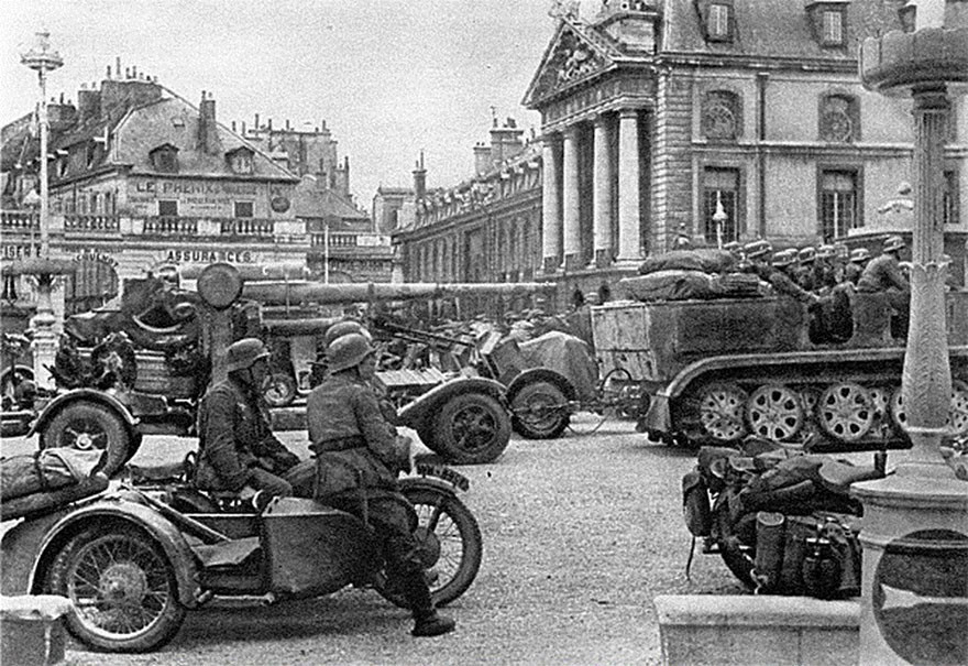 Война пришла в Дижон 17 июня 1940. На фотографии: немецкие войска перед Дворцом герцогов Бургундских Дижон, история, фото