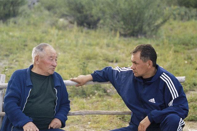 ...и со старшими по возрасту (Сергей Шойгу со своим отцом Кужугетом Шойгу)Фото: Из архива России МЧС