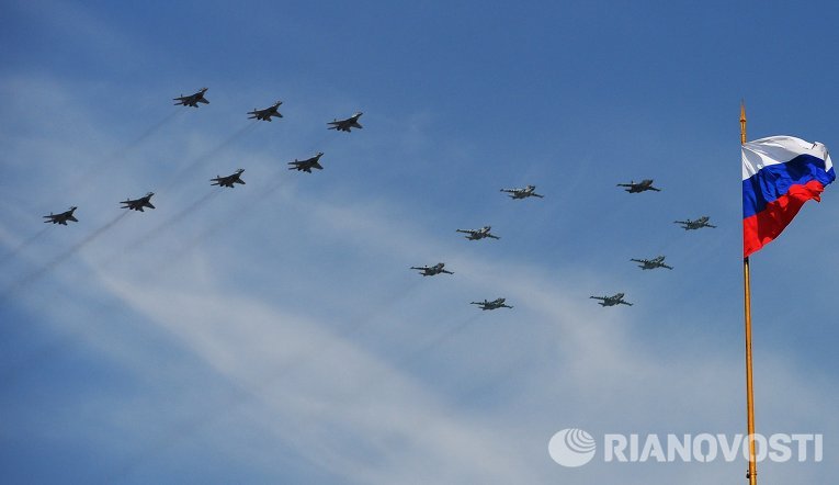 Многоцелевые истребители МиГ-29 и штурмовики Су-25 во время военного парада в ознаменование 70-летия Победы в Великой Отечественной войне