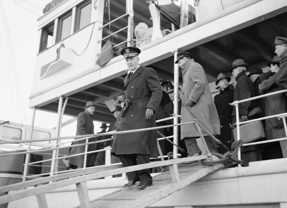 Адмирал Ричард Бэрд сходит на пристань с борта «North Star» в Бостоне. Бэрд проверял готовность судна к отплытию в Антарктиду. Snow Cruiser, вездеход, история