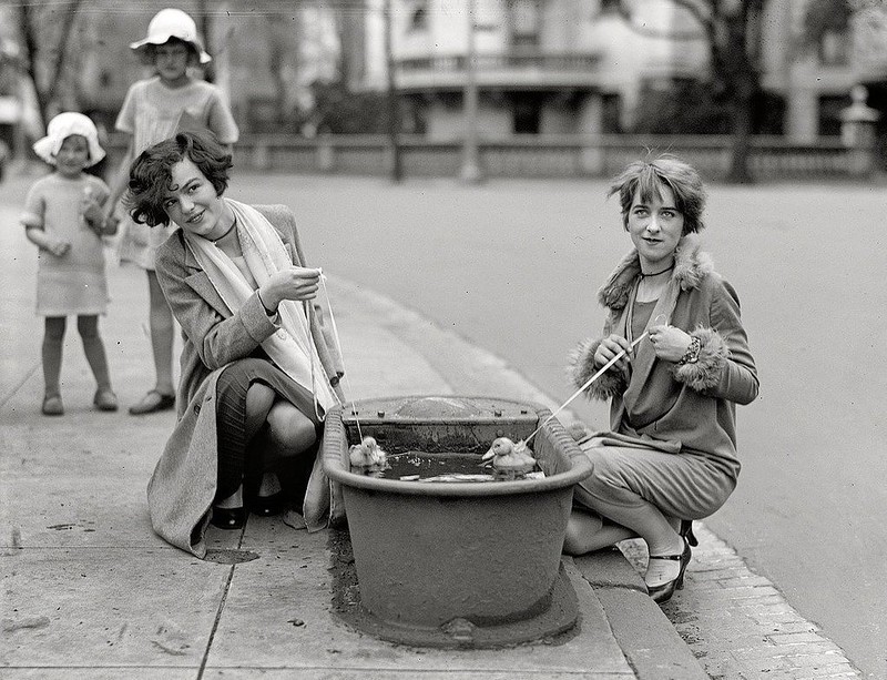 Женская мода 1920-х: винтажные фотографии, раскрывающие неповторимый уличный стиль прошлого Женская мода 1920-х: винтажные фотографии, раскрывающие неповторимый уличный стиль прошлого