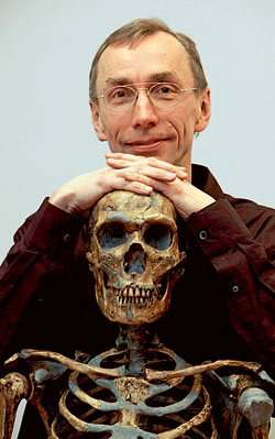 Сванте Паабо со скелетом неандертальца. Геном неандертальца впервые был расшифрован в лаборатории Паабо