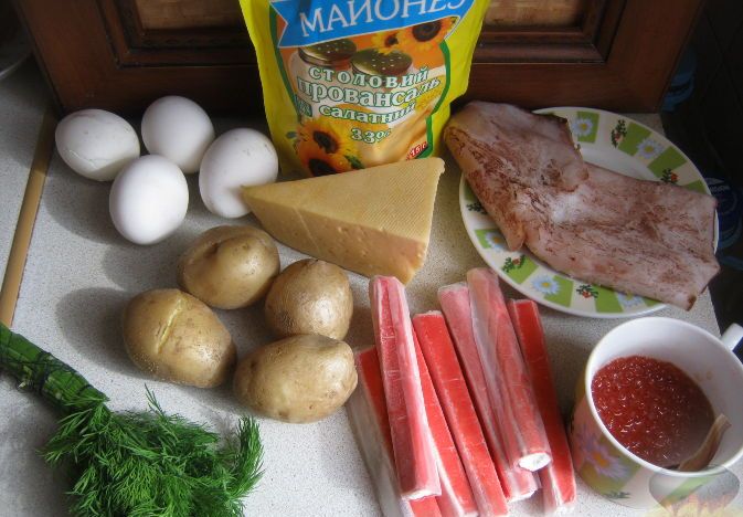 2019 год - Салат Царский с красной икрой и кальмарами, креветками, семгой, крабовыми палочками, курицей, мясом, шампиньонами, с ананасами, черносливом: лучшие рецепты, фото 2019 год