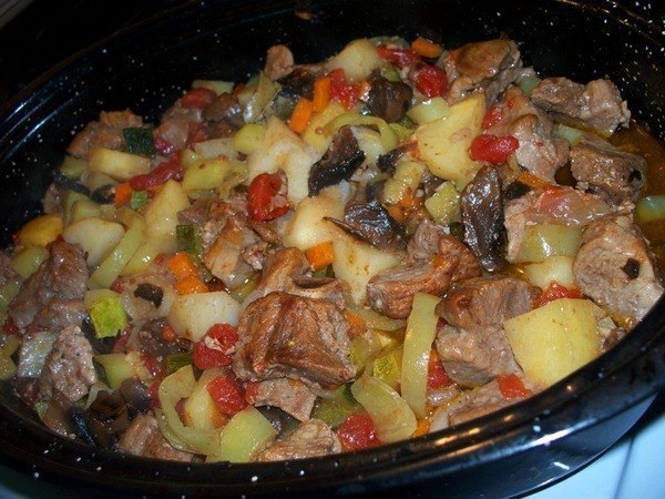 Это блюдо всегда получается вкусным — жаркое в духовке с мясом и грибами!