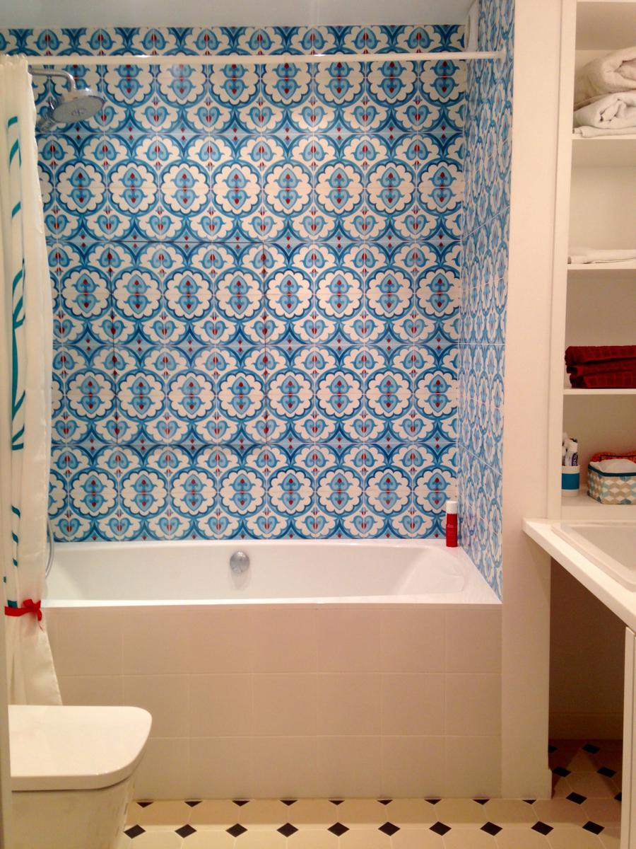 Белая ванная комната, синяя плитка для ванной