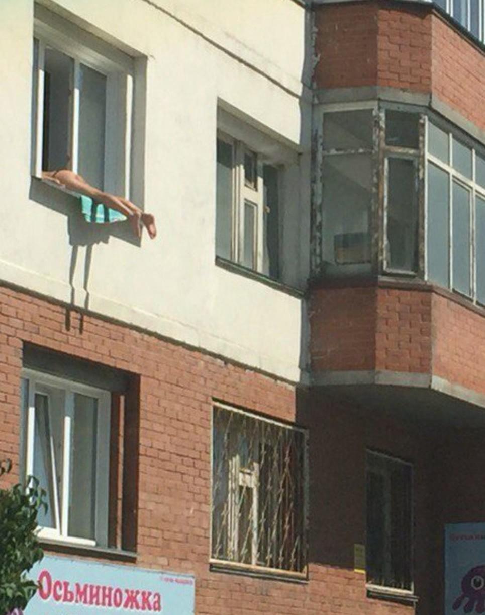 А из нашего окна тётя голая видна! Чего только не увидишь, выглянув в окно утром А из нашего окна тётя голая видна! Чего только не увидишь, выглянув в окно утром