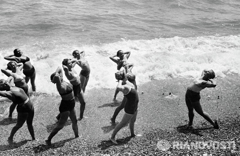 Утренняя зарядка на Черноморском побережье Крыма, 1954 год