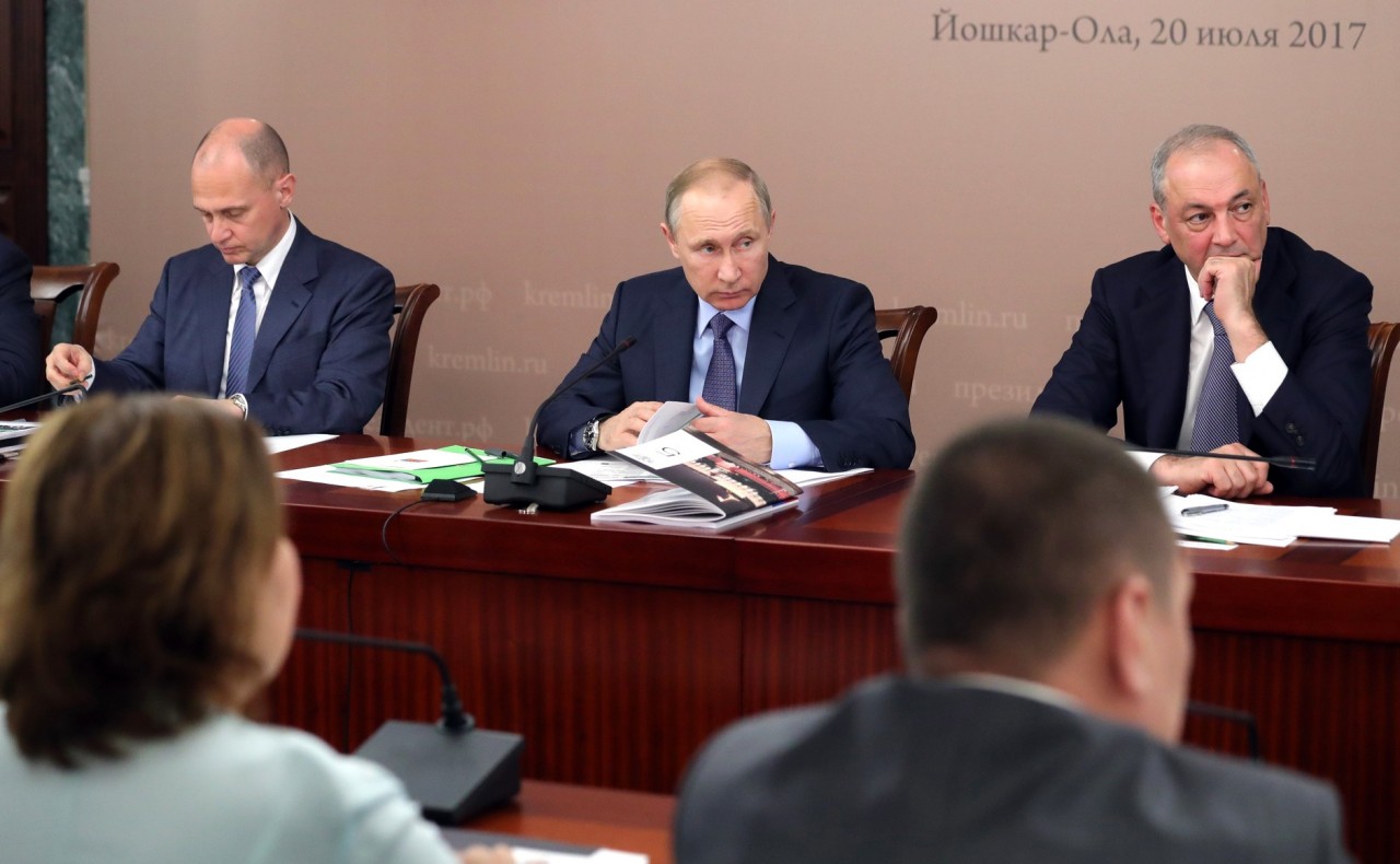 На заседании Совета по межнациональным отношениям. С первым заместителем Руководителя Администрации Президента Сергеем Кириенко (слева) и заместителем Руководителя Администрации Президента, ответственным секретарём Совета по межнациональным отношениям Магомедсаламом Магомедовым.