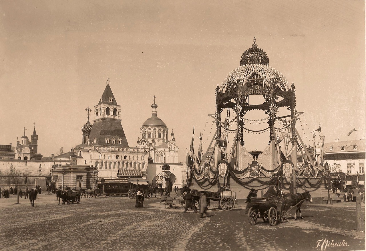 Вид празднично украшенного (под руководством архитектора П.С.Бойцова) к торжествам коронации водоразборного фонтана Мытищинского водопровода (скульптор И.П.Витали, 1835 г.) на Лубянской площади Вид празднично украшенного (под руководством архитектора П.С.Бойцова) к торжествам коронации водоразборного фонтана Мытищинского водопровода (скульптор И.П.Витали, 1835 г.) на Лубянской площади