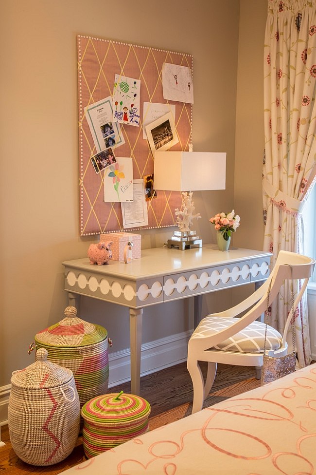 Lovely-little-desk-in-the-girls-bedroom-accentuates-the-feminine-charm