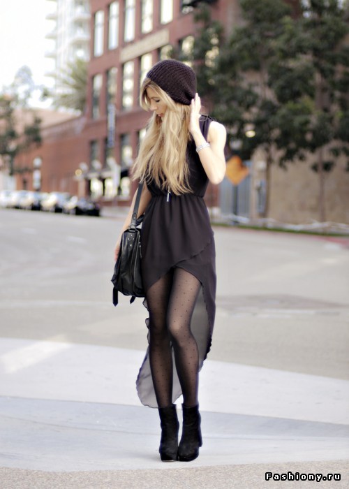 Чёрное маленькое платье и чулки фото