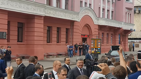 Порошеко перед "поклонниками" у харьковской филармонии