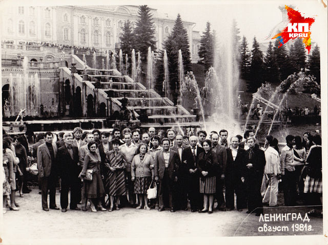 Коллектив на экскурсии в Ленинграде.  Петергоф  Большой каскадный фонтан , август 1981 г.
