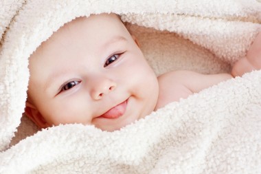 Улыбки новорожденных младенцев не случайны, а осознанны – ученые