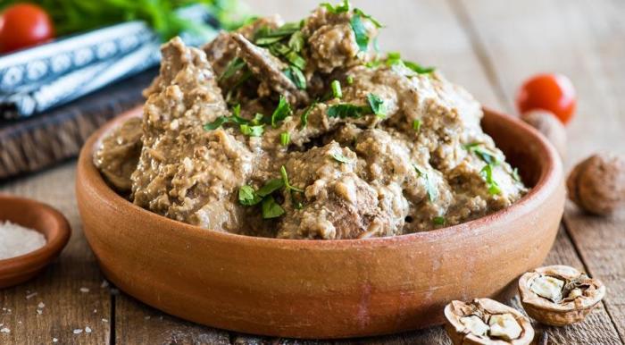 Сациви с курицей. \ Фото: gastronom.ru. 8 блюд с грецкими орехами, которые подойдут и на ужин, и для праздничного стола
