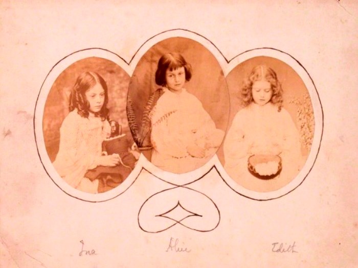 Лорин, Алиса и Эдит Лидделлы, 1858–1860 гг. Фото Льюиса Кэрролла Лорин, Алиса и Эдит Лидделлы, 1858–1860 гг. Фото Льюиса Кэрролла