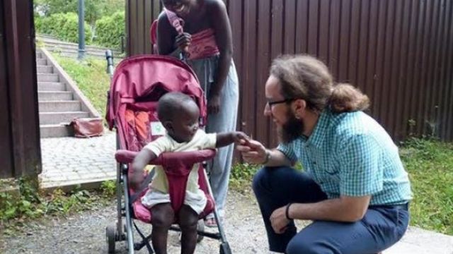 Озверевшие украинские нацисты отыгрались на африканке с младенцем
