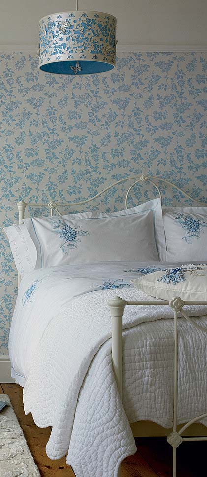  .      Laura Ashley