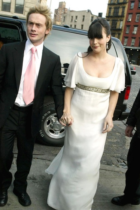 Невеста в обворожительном платье от Alexander McQueen.
