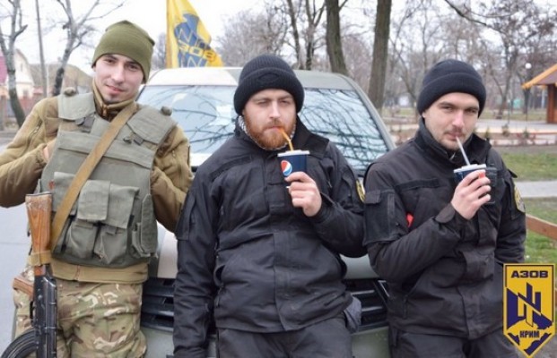 Бандеровцы начали прикладами выбивать из Геническа сепаратизм на газу